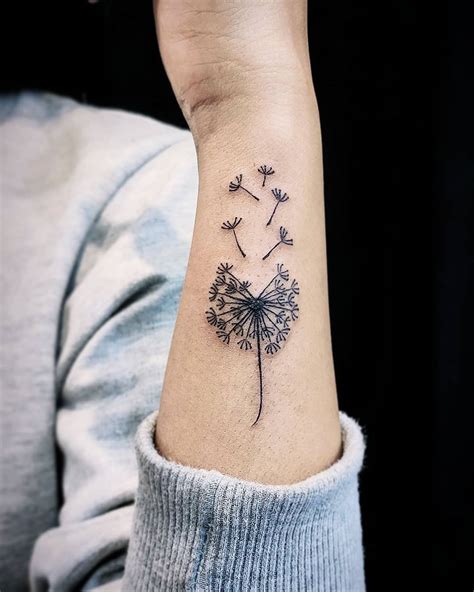 tatuajes de diente de león para mujer|Diente de león tatuaje